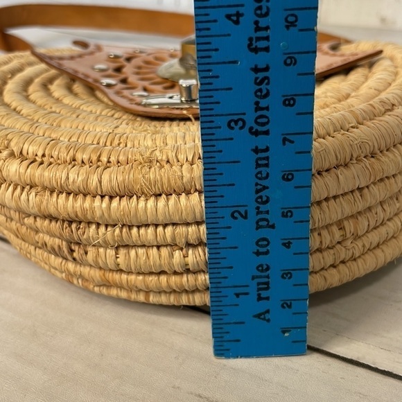 Handmade Round Raffia&Leather Crossbody Bag with Silver and Stone Embellishment - Picture 7 of 9